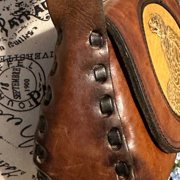 One of a kind hand tooled leather bag with eagle and brass hardware - Picture 6 of 7